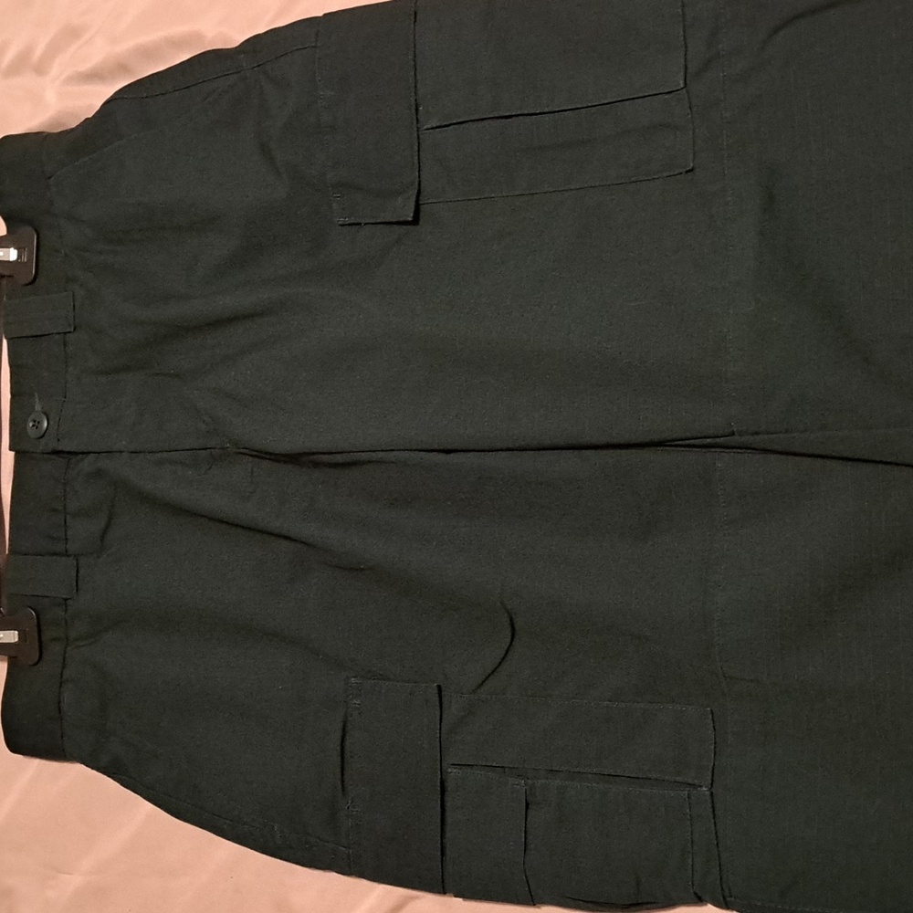 Right Image Men's Dark Green Work Or Play Cargo Pants.  Size 34/32